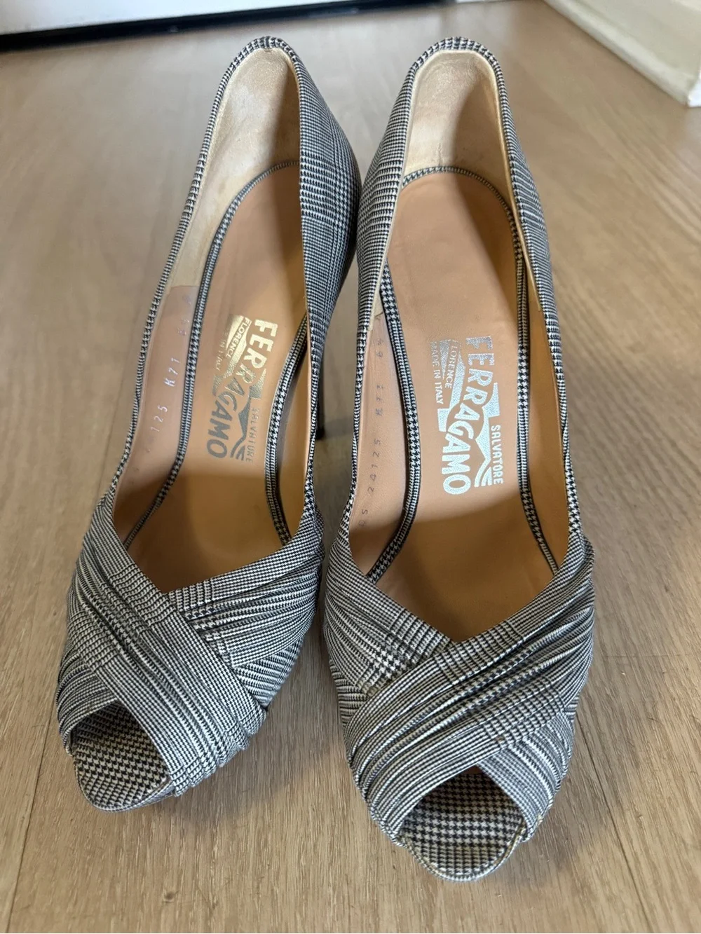Salvatore Ferragamo Peep Toe Heels Black White Houndstooth Pumps Size 6.5 - Picture 3 of 7